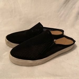 Universal Thread slip ons